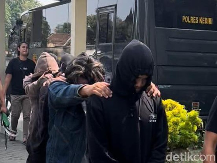 Sejumlah pemuda gerombolan pemotor di Kediri yang terekam video acungkan sajam