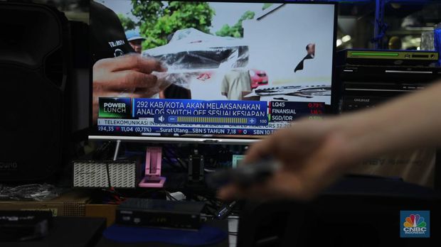 Sejumlah penjual toko elektronik berjaga menunggu pembeli di Kawasan Glodok, Jakarta, Selasa, 1/11.  (CNBC Indonesia/Muhammad Sabki)