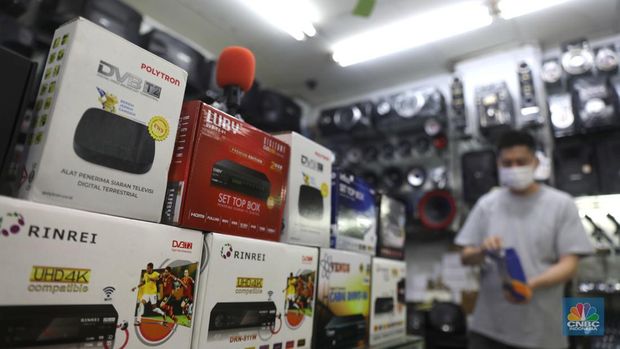 Sejumlah penjual toko elektronik berjaga menunggu pembeli di Kawasan Glodok, Jakarta, Selasa, 1/11.  (CNBC Indonesia/Muhammad Sabki)