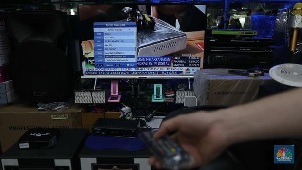 Sejumlah penjual toko elektronik berjaga menunggu pembeli di Kawasan Glodok, Jakarta, Selasa, 1/11.  (CNBC Indonesia/Muhammad Sabki)