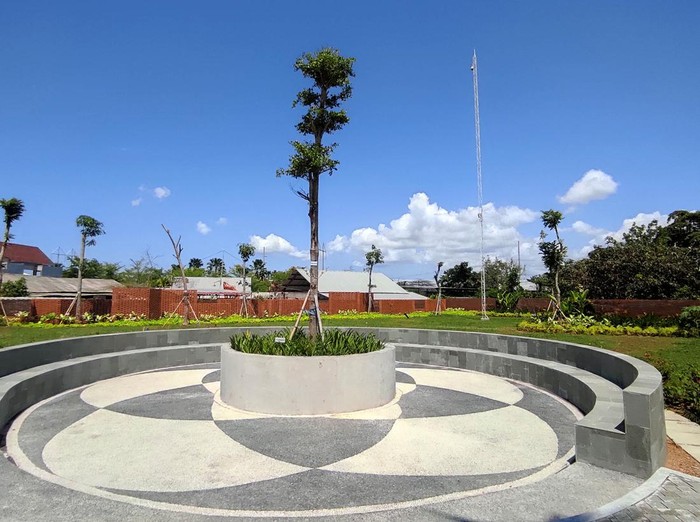 Selain jalan berpaving, di luar embung dibangun beberapa tempat duduk melingkar dengan tanaman pohon di bagian tengahnya. Pengunjung nampaknya bisa berkunjung ke Embung Sanur pada malam hari. Sebab di luar areal jogging dipasang beberapa lampu untuk penerangan. Foto: I Wayan Sui Suadnyana