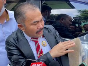 Pengacara Bawa Barbuk Sandal Milik Yosua yang Masih Ada Darahnya