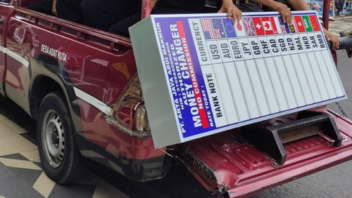Sidak usaha money changer di Jalan Legian, Kuta, Badung, Selasa (1/11/2022). (Triwidiyanti/detikBali)