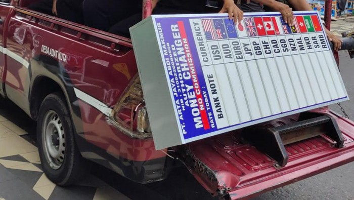Sidak usaha money changer di Jalan Legian, Kuta, Badung, Selasa (1/11/2022). (Triwidiyanti/detikBali)