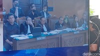 Dalam sidang ini ayah Yosua juga sempat memohon kepada majelis hakim agar memerintahkan Ferdy Sambo membuka masker. Hal itu agar dia mengenali wajah terdakwa pembunuhan berencana itu.