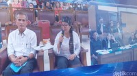 Kedua orang tua Yosua tampak mengenakan baju putih dalam sidang. Sementara Ferdy Sambo dan Putri Candrawathi kompak memakai baju hitam.
