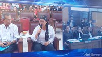 Ayah Yosua, Samuel Hutabarat, menceritakan awal mula dia mendapatkan kabar tewasnya akanya. Samuel yakin anaknya disiksa dari luka-luka di tubuh Yosua.