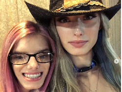 8 Potret Kakak - Adik Kembar Identik Tapi Nggak Mirip, Viral Bikin Penasaran