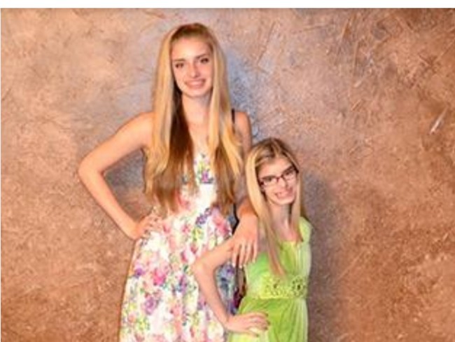 Sienna dan Sierra Bernal lahir di Texas, Amerika Serikat dengan satu perbedaan besar. Seperti dikutip dari NY Post, Sienna terlahir dengan gangguan pertumbuhan yang terjadi saat bayi masih berada di rahim atau primordial dwarfism. Foto: Dok. Instagram @ sinnysized, @sierra_bernal