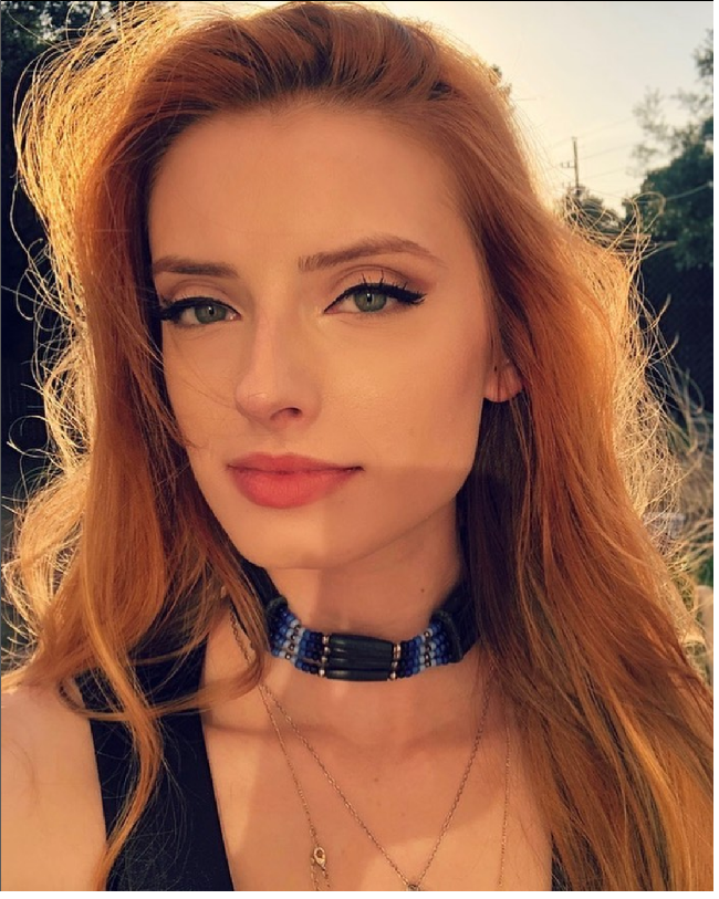 Sedangkan Sierra Bernal saat ini berkarier sebagai penyanyi dan model. Meski menjalani karier berbeda, keduanya tetap seperti kembar pada umumnya yang memiliki ikatan tersendiri. Sienna mengatakan Sierra sangat protektif terhadapnya. Foto: Dok. Instagram @ sinnysized, @sierra_bernal