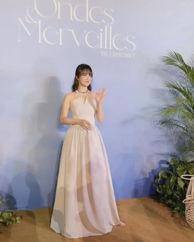 Song Hye Kyo ternyata sudah debut dengan poni baru sejak Jumat (30/9/2022) saat menghadiri acara brand perhiasaan Chaumet ‘Ondes et Merveilles de Chaumet’. Dia tampil elegan dan mewah dalam balutan gaun panjang bak Disney princess. Foto: dok. Instagram @songhyekyo_indonesia