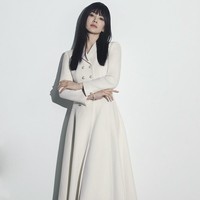 Dalam salah satu foto, Song Hye Kyo terlihat chic memakai gaun putih dengan desain double breasted dan rok panjang flare. Foto: dok. Instagram @songhyekyo_indonesia