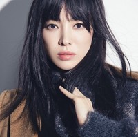 Brand fashion Korea, MICHAA baru saja merilis koleksi musim dingin yang menampilkan Song Hye Kyo dalam pemotretannya, Senin (31/10/2022). Penampilan sang aktris membuat banyak penggemar pangling karena potongan poninya. Foto: dok. Instagram @michaachannel