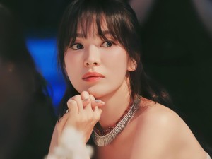 Ekspresi Kebahagiaan Song Hye Kyo di Ulang Tahun ke-41