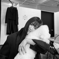 Di balik pemotretannya, Song Hye Kyo terlihat menggemaskan memeluk anjing kesayangannya Ruby. Teman-temannya pun ramai mengomentari penampilannya, “You look younger and younger 😍❤️” “Sis!!!! Your hair is so long now😍😍😍😍” Foto: dok. Instagram @kyo1122