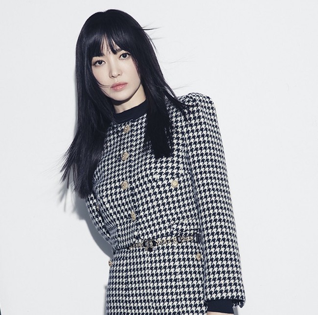 Sementara itu, Song Hye Kyo akan membintangi drama Korea Netflix yang dijadwalkan tayang tahun 2023 bersama Lee Do Hyun. Saat memulai syuting pada Januari sang aktris belum tampil dengan poni rata. Foto: dok. Instagram @michaachannel