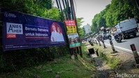 Spanduk tersebut bertuliskan Bersatu bersa untuk Indonesia dari Jangkar Nusantara. Anies dan Aher memakai kemeja putih di foto spanduk tersebut.