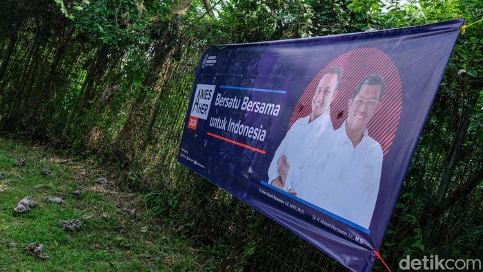 Spanduk Anies-Aher 2024 Mejeng di Pondok Cabe Tangsel Spanduk dukungan untuk Anies Baswedan di Pilpres 2024 mejeng di Pondok Cabe, Tangerang Selatan. Anies dijodohkan dengan Ahmad Heryawan (Aher).