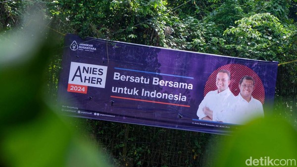 Spanduk Anies-Aher 2024 Mejeng di Pondok Cabe Tangsel