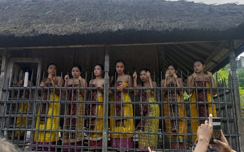 Perempuan di Desa Tenganan Pegringsingan, Kecamatan Manggis, Kabupaten Karangasem, Bali. (foto: I Wayan Selamat Juniasa/detikBali)