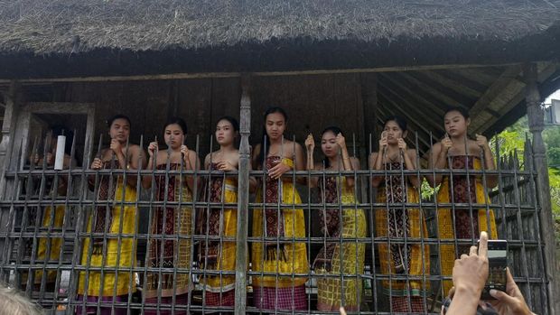 Perempuan di Desa Tenganan Pegringsingan, Kecamatan Manggis, Kabupaten Karangasem, Bali. (foto: I Wayan Selamat Juniasa/detikBali)