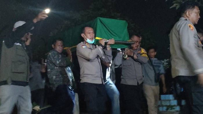 Suasana pemakaman anak yang dibunuh bapaknya di Jatijajar, Depok.