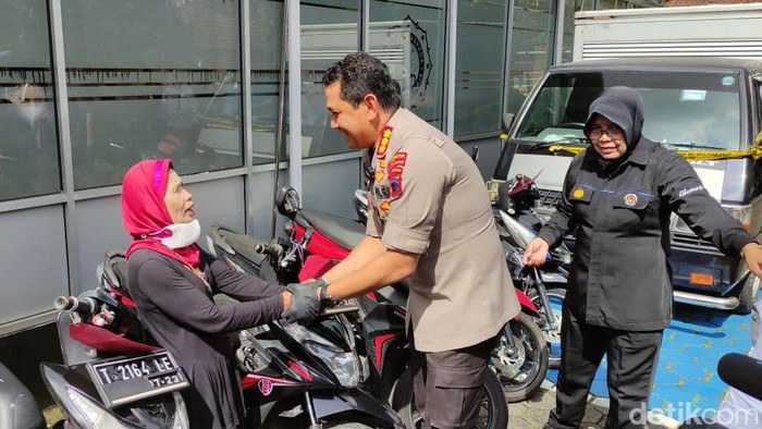 Supinah warga Desa Pangebatan Kecamatan Karanglewas Kabupaten Banyumas saat menerima motornya kembali.