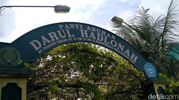 Syavira (8) akhirnya bertemu ibunya di Panti Asuhan Darul Hadlonah, Wonopringgo, Pekalongan. Bocah ini sempat ditelantarkan ayahnya di dalam mobil seorang diri di Pekalongan. Foto diambil Selasa (1/11/2022)