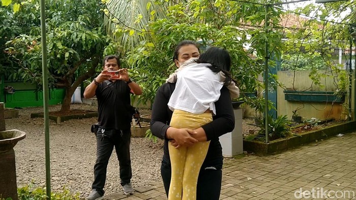Syavira (8) akhirnya bertemu ibunya di Panti Asuhan Darul Hadlonah, Wonopringgo, Pekalongan. Bocah ini sempat ditelantarkan ayahnya di dalam mobil seorang diri di Pekalongan. Foto diambil Selasa (1/11/2022)