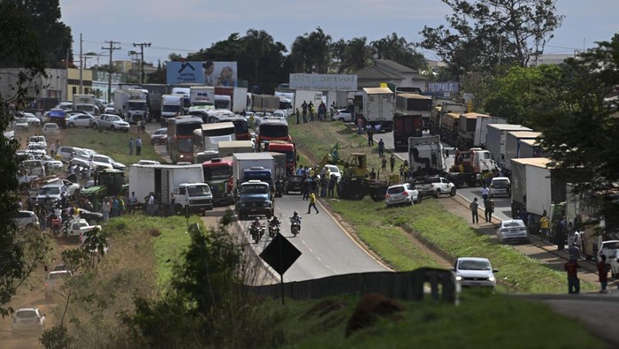 Tak Terima Hasil Pilpres, Pendukung Jair Bolsonaro Blokir Jalan di Brasil BRASILIA, BRAZIL - OCT 31 - Supporters of Brazil's President Jair Bolsonaro gather as they block highway BR-060 during a protest against President-elect Luiz Inacio Lula da Silva who won a third term following the presidential election run-off, in Abadiania, Brazil, October 31, 2022. (Photo by Mateus Bonomi/Anadolu Agency via Getty Images)