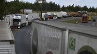 Akibat jalan yang terblokir, jalan raya BR-060 di Abadiania mengalami kemacetan panjang.  