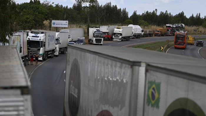 BRASILIA, BRAZIL - OCT 31 - Supporters of Brazil's President Jair Bolsonaro gather as they block highway BR-060 during a protest against President-elect Luiz Inacio Lula da Silva who won a third term following the presidential election run-off, in Abadiania, Brazil, October 31, 2022. (Photo by Mateus Bonomi/Anadolu Agency via Getty Images)