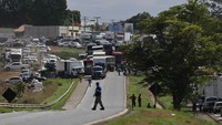 Aksi blokir jalan ini dilakukan sebagai bentuk protes terhadap hasil pemilihan Presiden Brasil yang dimenangkan oleh Luiz Inacio Lula da Silva.  