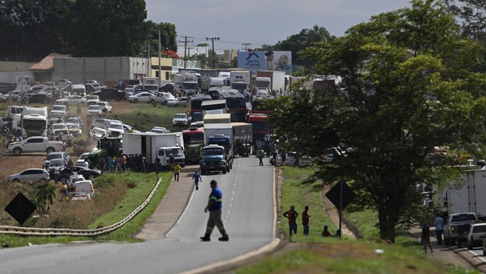 BRASILIA, BRAZIL - OCT 31 - Supporters of Brazil's President Jair Bolsonaro gather as they block highway BR-060 during a protest against President-elect Luiz Inacio Lula da Silva who won a third term following the presidential election run-off, in Abadiania, Brazil, October 31, 2022. (Photo by Mateus Bonomi/Anadolu Agency via Getty Images)