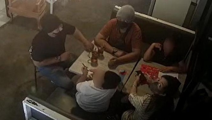 Tangkapan layar rekaman CCTV keluarga diduga mencuri HP di restoran