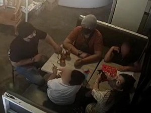 Sekeluarga di Kota Malang Terekam CCTV Diduga Curi HP Karyawan Restoran