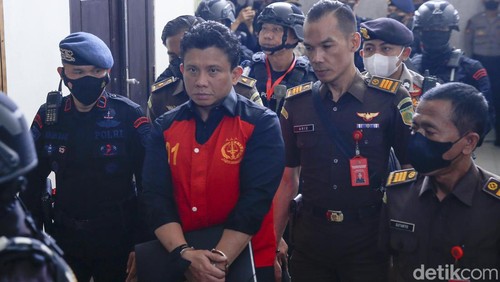 Ferdy Sambo menjalani sidang kasus pembunuhan berencana Brigadir Yosua Hutabarat di Pengadilan Negeri Jakarta Selatan. Begini momen saat sambo tiba di PN Jaksel.