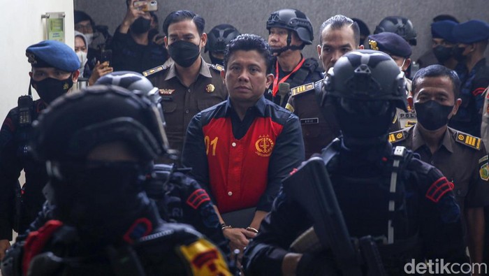 Ferdy Sambo menjalani sidang kasus pembunuhan berencana Brigadir Yosua Hutabarat di Pengadilan Negeri Jakarta Selatan. Begini momen saat sambo tiba di PN Jaksel.