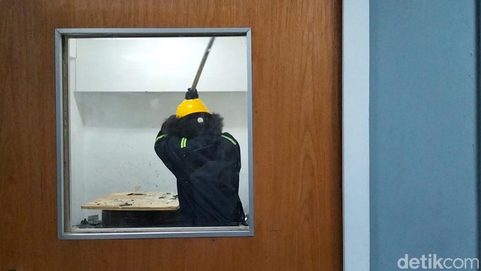 tempat healing menghancurkan barang