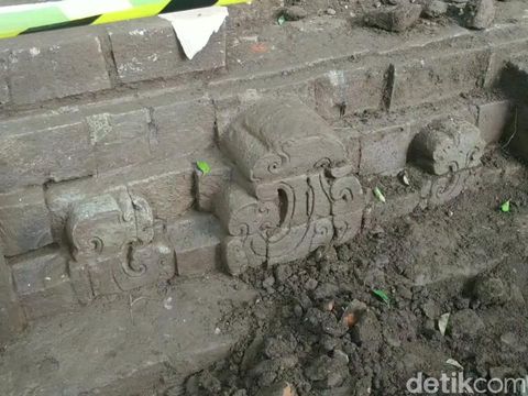 Temuan struktur bangunan dengan relief diduga candi di Prigen, Pasuruan