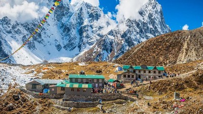 Terletak di Kaki Gunung Everest, Ini Salah Satu Bar Tertinggi di Dunia