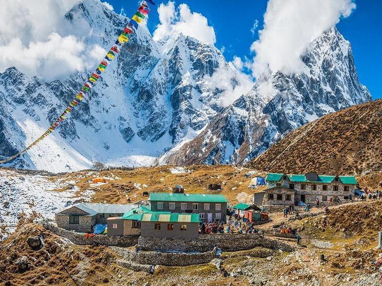 Terletak di Kaki Gunung Everest, Ini Salah Satu Bar Tertinggi di Dunia