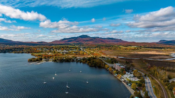 Terpesona Indahnya Quebec Kanada Saat Musim Gugur Tiba Visitors take pictures as others ride the ski-lift to Mont-Orford in the Mont-Orford National Park near Orford, Quebec, Canada, on October 8, 2022. (Photo by Sebastien ST-JEAN / AFP) (Photo by SEBASTIEN ST-JEAN/AFP via Getty Images)