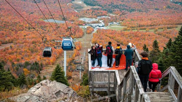 Terpesona Indahnya Quebec Kanada Saat Musim Gugur Tiba Visitors take pictures as others ride the ski-lift to Mont-Orford in the Mont-Orford National Park near Orford, Quebec, Canada, on October 8, 2022. (Photo by Sebastien ST-JEAN / AFP) (Photo by SEBASTIEN ST-JEAN/AFP via Getty Images)