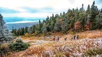 Pendaki mendaki Mont-Orford di Taman Nasional Mont-Orford dekat Orford, Quebec, Kanada.