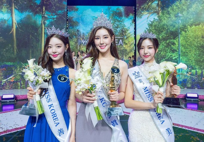 Lee Seung Hyeon terpilih sebagai Miss Korea 2022. Sedangkan posisi kedua ditempati oleh Yoo Si Eun yang berusia 25 tahun. Wanita tersebut juga mahasiswa yang mengambil jurusan di Fakultas Jasa Aviasi di Universitas Yeonsung. Sedangkan Kim Go Eun menempati urutan ketiga datang dari Fakultas Aviasi dan Teknik Penerbangan. Selain cantik, ketiganya terbukti pintar.Foto: Instagram Miss Korea