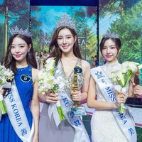 Lee Seung Hyeon terpilih sebagai Miss Korea 2022. Sedangkan posisi kedua ditempati oleh Yoo Si Eun yang berusia 25 tahun. Wanita tersebut juga mahasiswa yang mengambil jurusan di Fakultas Jasa Aviasi di Universitas Yeonsung. Sedangkan Kim Go Eun menempati urutan ketiga datang dari Fakultas Aviasi dan Teknik Penerbangan. Selain cantik, ketiganya terbukti pintar.Foto: Instagram Miss Korea