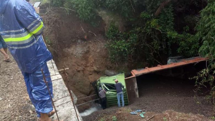 truk terjun ke sungai sedalam 7 meter