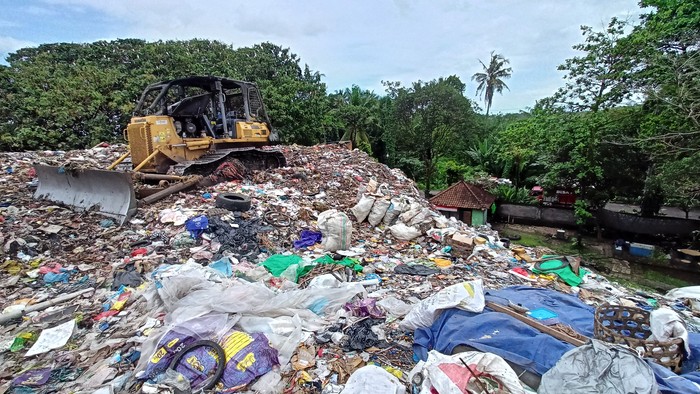 Tumpukan sampah yang padat di pintu masuk TPA Mandung, Tabanan, Bali, Senin (31/10/2022).