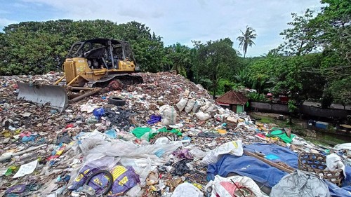 Tumpukan sampah yang padat di pintu masuk TPA Mandung, Tabanan, Bali, Senin (31/10/2022).